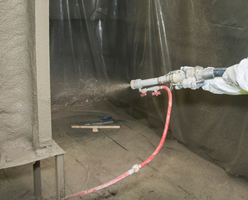 Covering a surface by refractory composition.